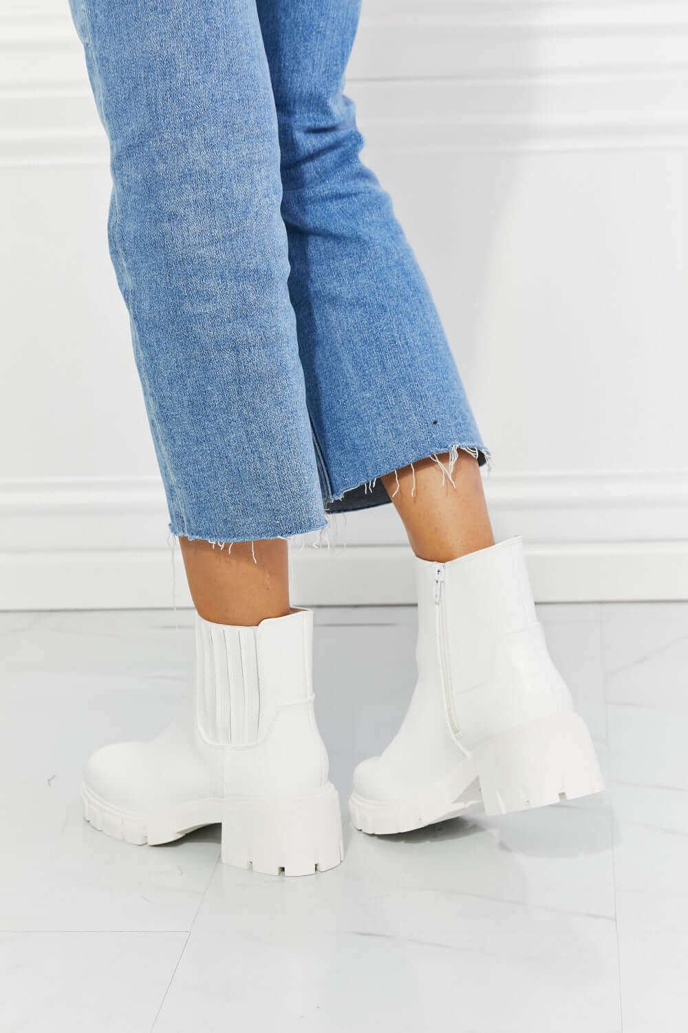 Women Shoes Lug Sole Chelsea Boots in White - SAMFILS