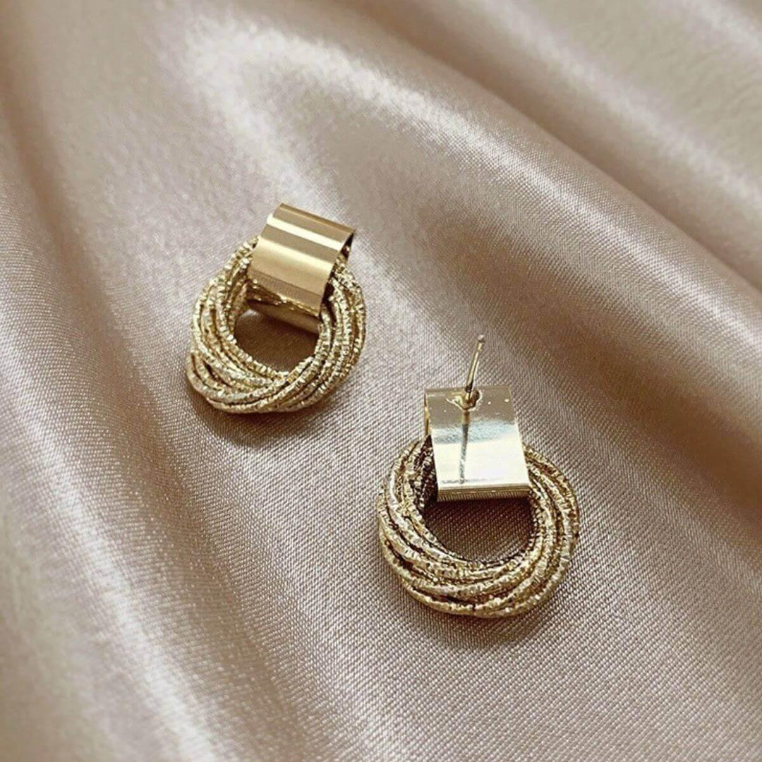 Luxurious Alloy Gold-Plated Drop Down Class Earrings - Samslivos