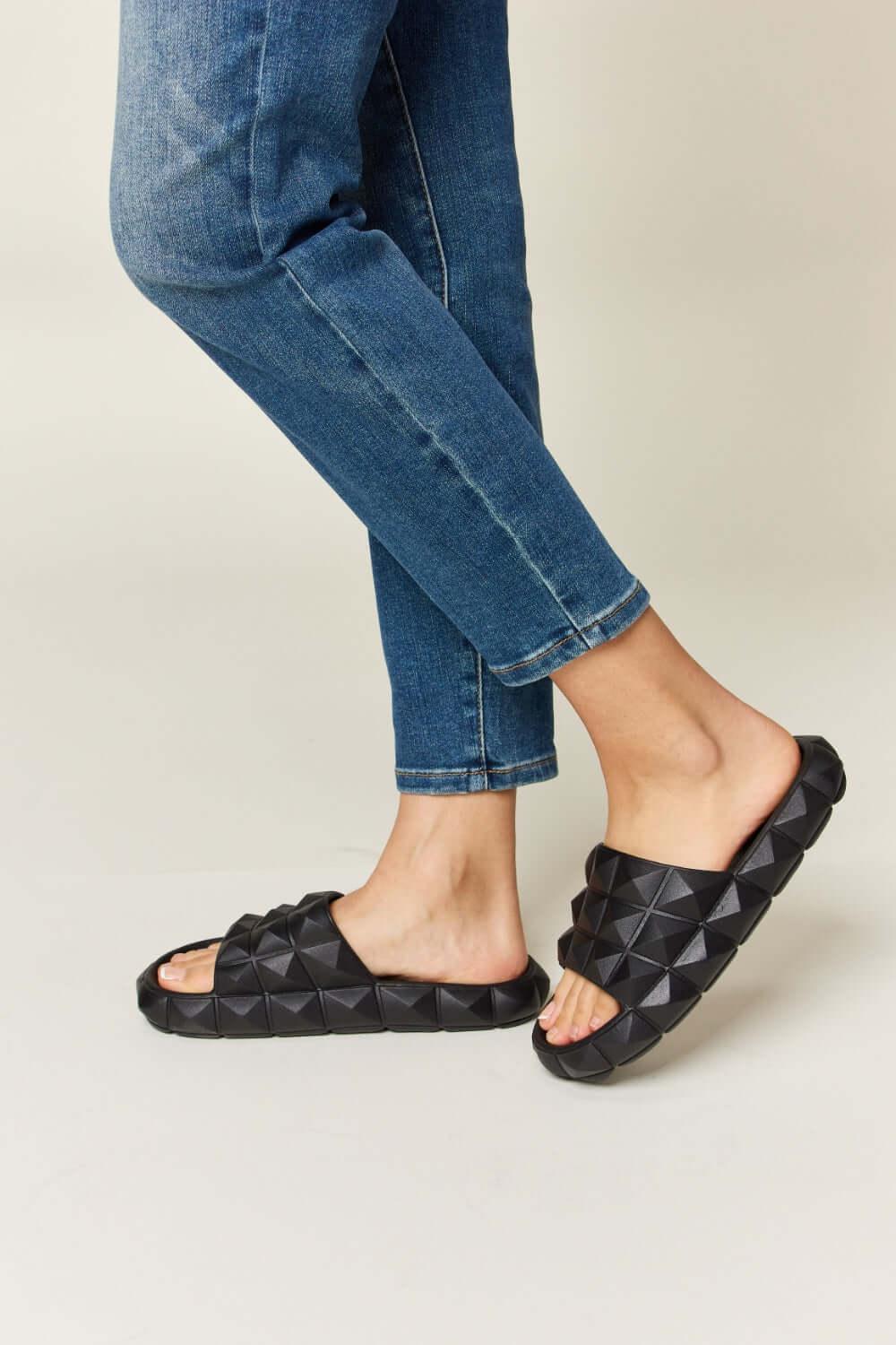 Wild Diva Pyramid Stud Toe Band Footbed Sandals - SAMFILS