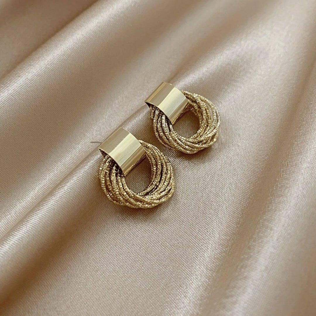 Luxurious Alloy Gold-Plated Drop Down Class Earrings - Samslivos