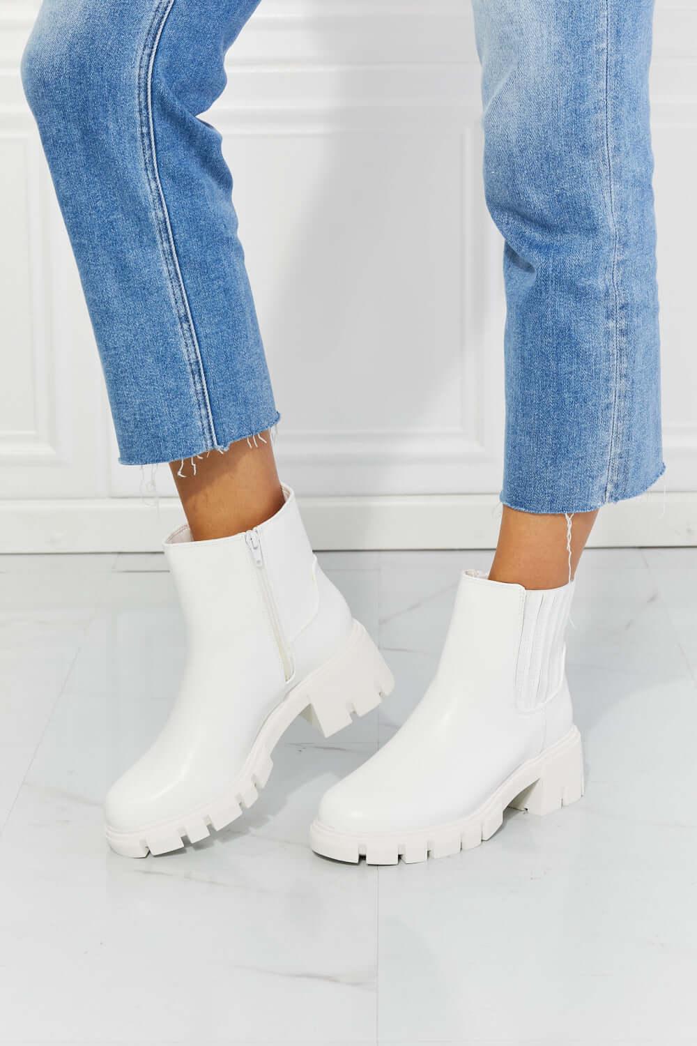 Women Shoes Lug Sole Chelsea Boots in White - Samslivos
