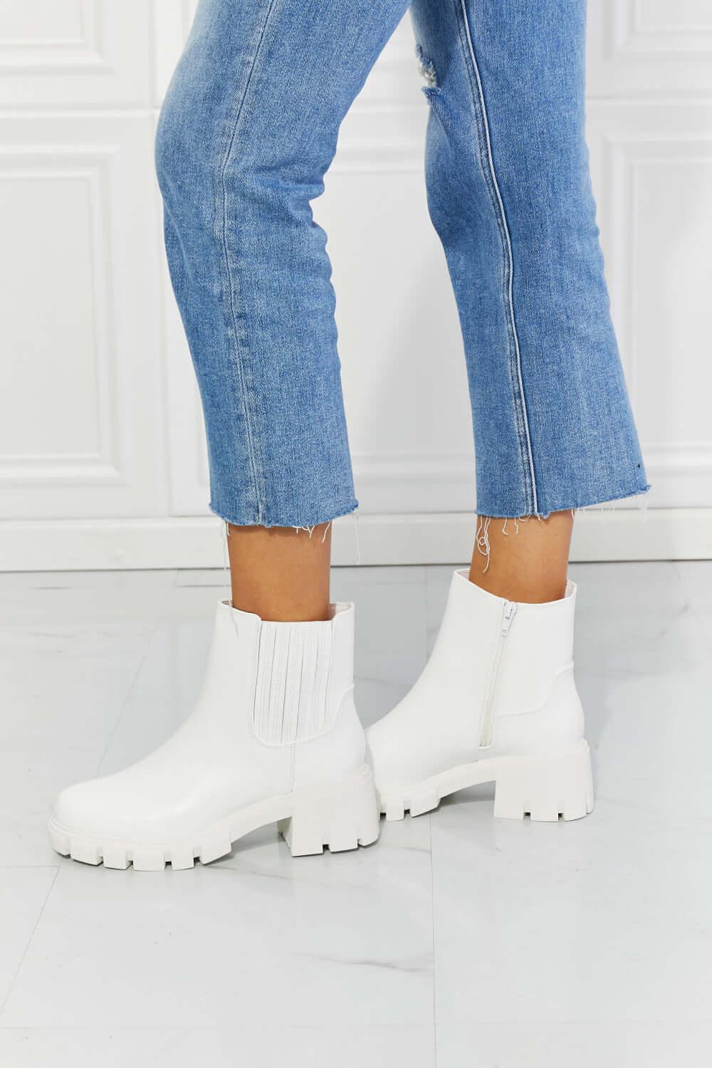 Women Shoes Lug Sole Chelsea Boots in White - Samslivos