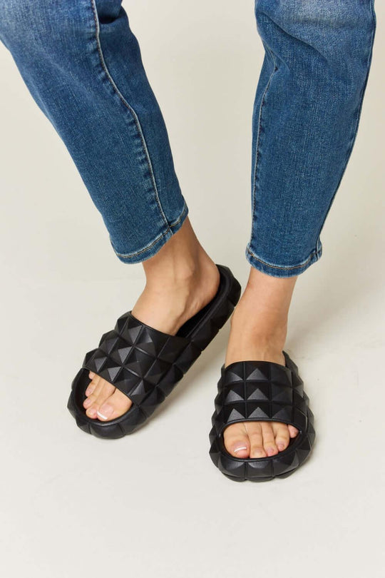 Wild Diva Pyramid Stud Toe Band Footbed Sandals - SAMFILS