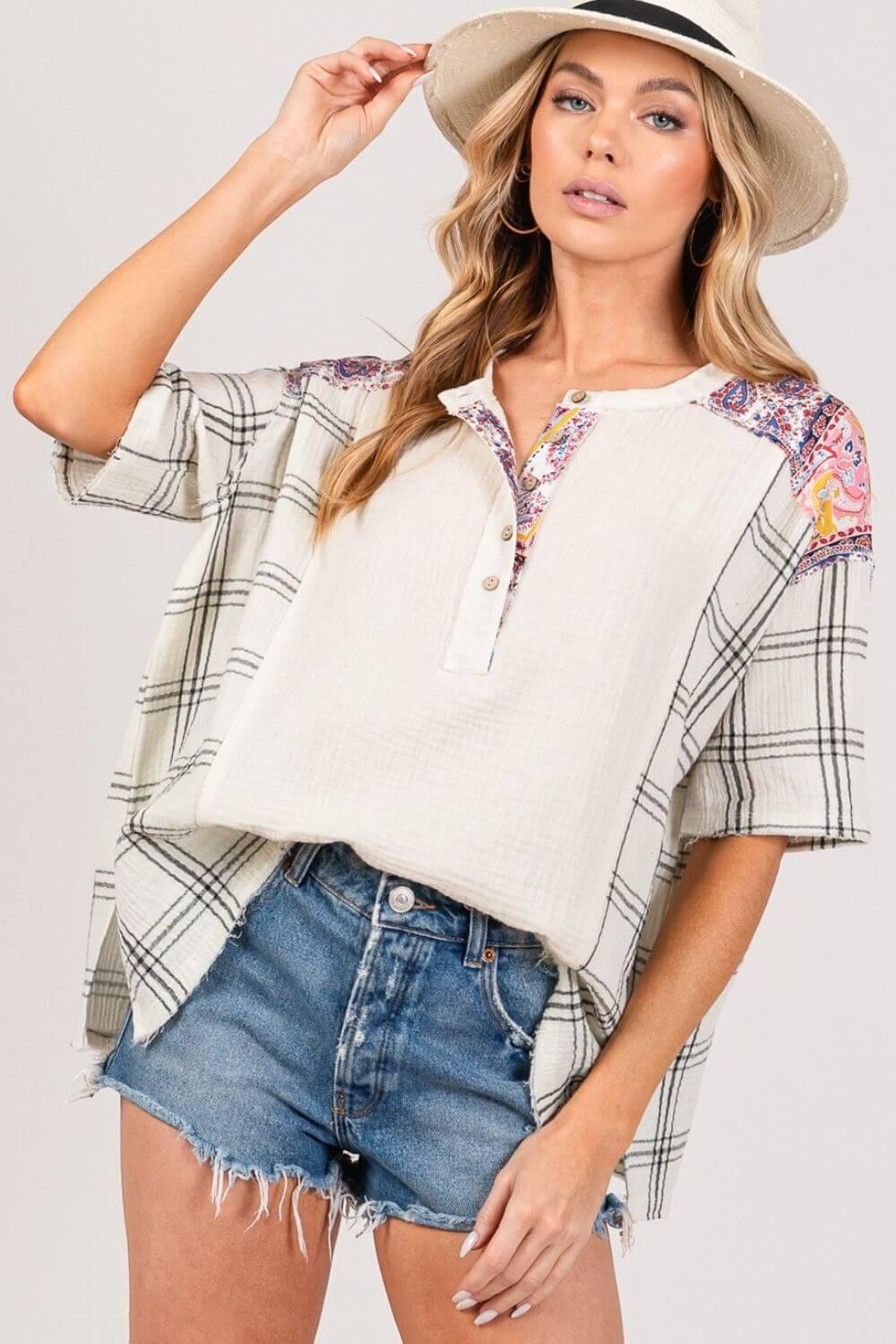 SAGE + FIG Plaid Half Button Gauze Top - Samslivos